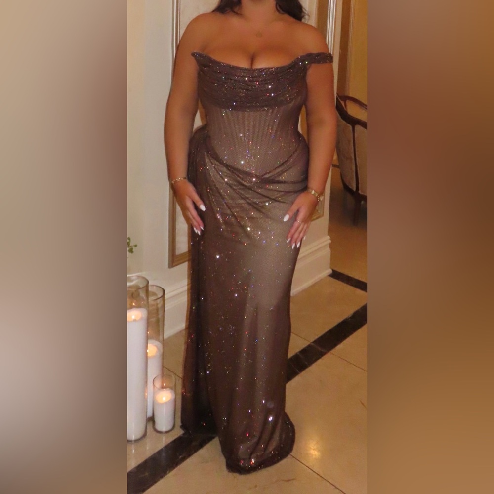 HANA OFFICIAL CUSTOM EVENING GOWN
Brown Sparkly XL